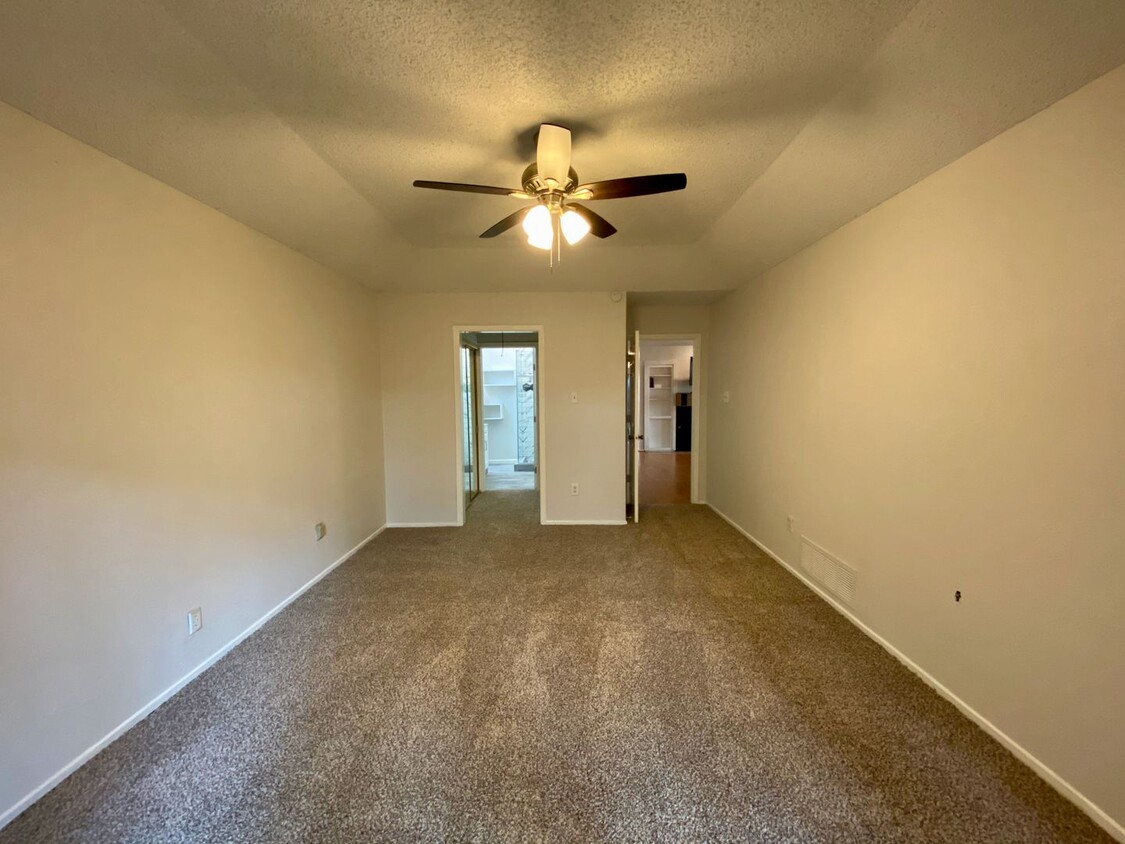 Building Photo - 2 Bedroom, 2.1 Bath with private yard and ...