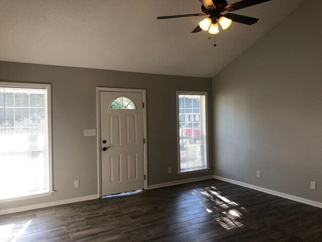 Foto del edificio - Charming 3-Bedroom Home with Private Fence...