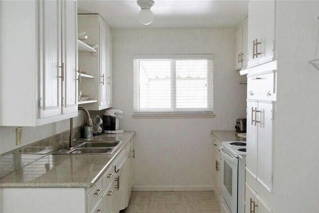 Building Photo - Great 4 bedroom, 2 bath home on large corn...