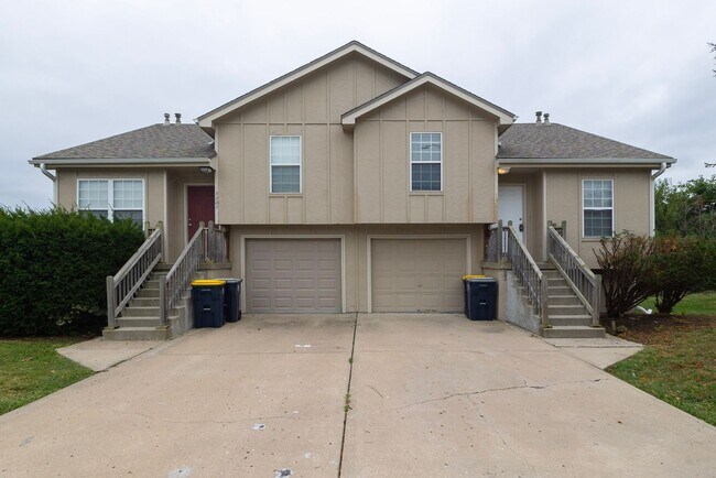 Foto del edificio - ****COMING SOON**** 3 Bedroom Townhome nea...