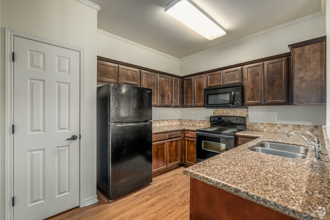 2BR, 2BA - 915SF - Kitchen - San Gabriel Crossing