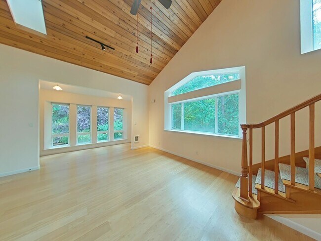 Foto del edificio - Huge 5 Bedroom Cabin-Style Home on 2+ Wood...