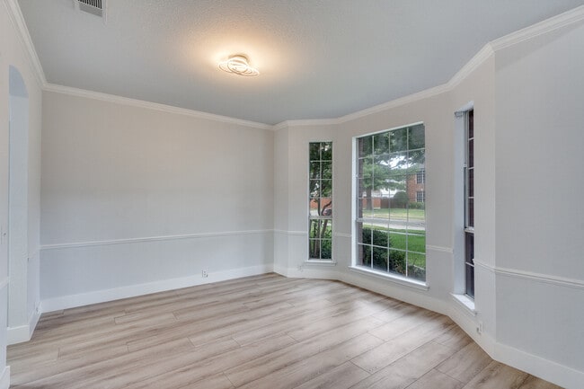 Building Photo - 2320 Cimmaron Dr