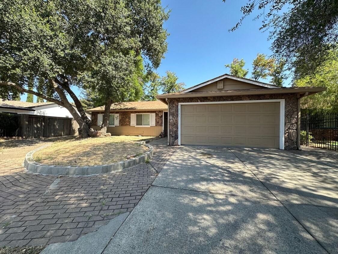 Foto principal - Four Bedroom Home