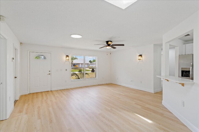 Building Photo - 311 Pine Tree Dr