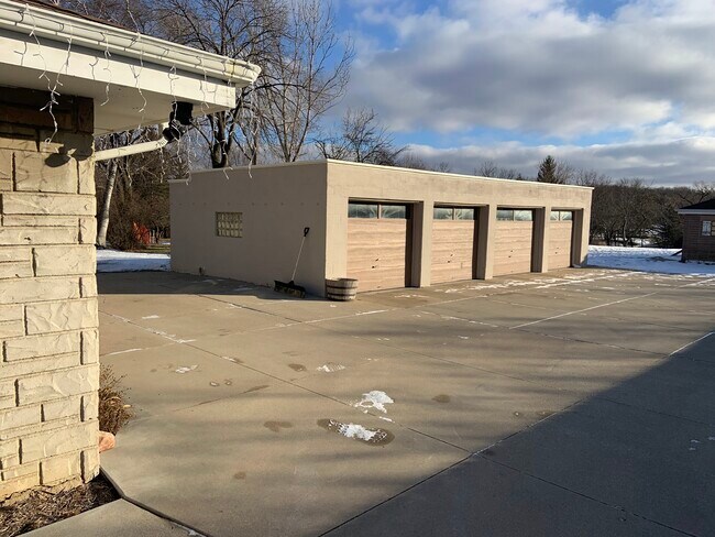 Foto del edificio - 13335 W Cleveland Ave