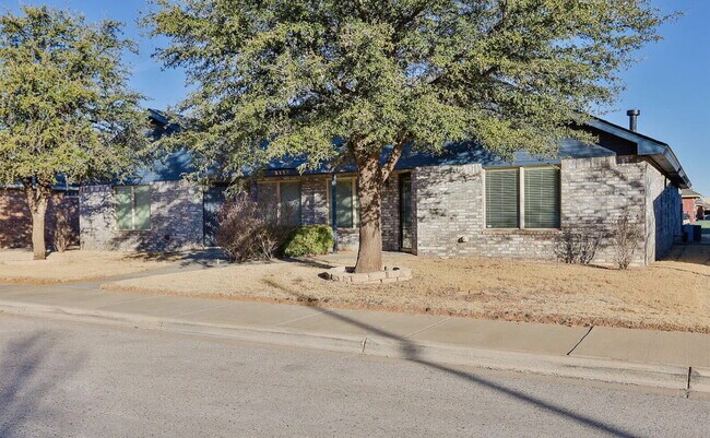 Foto del edificio - Rare South Lubbock Deal!