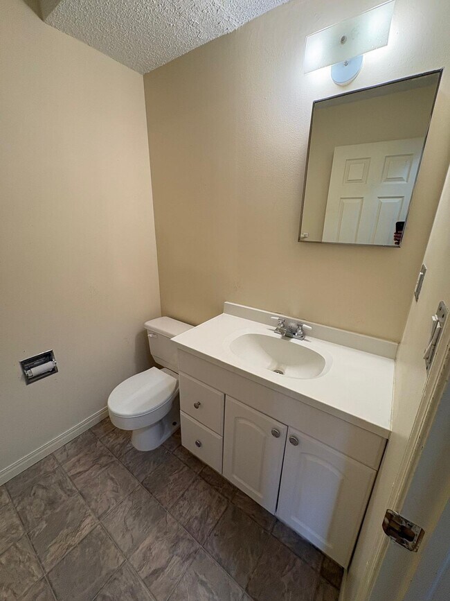 Photo du bâtiment - 3-bedroom townhome in a fourplex located in Bridgeland