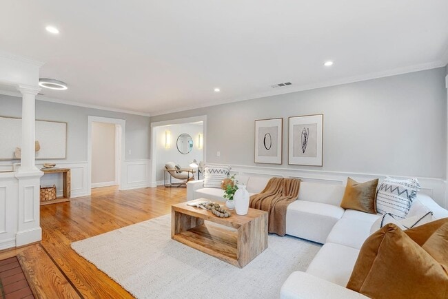 Foto del edificio - 971 Pine Ave