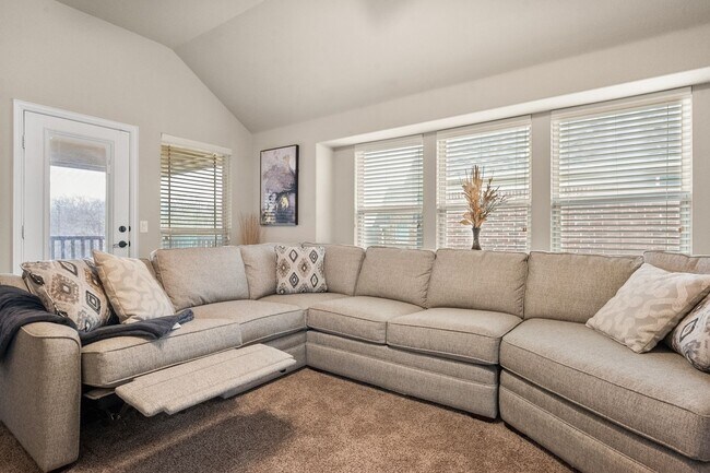 Foto del edificio - Fully Furnished Home in South Grand Prairie near Joe Pool Lake