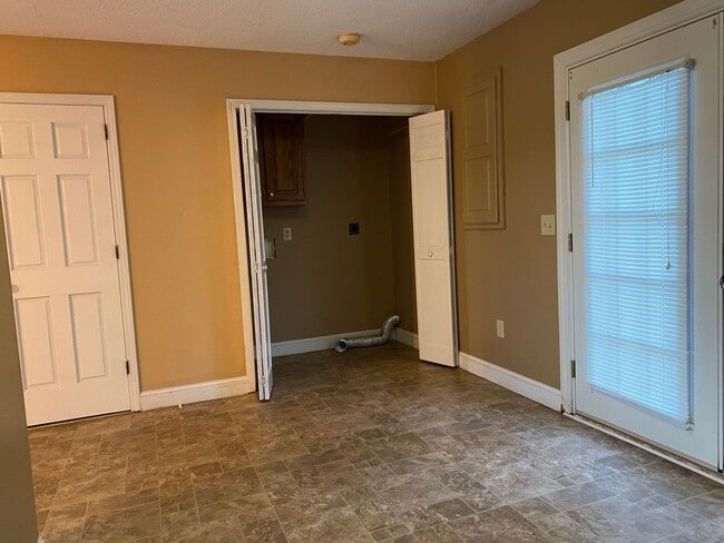 Building Photo - Lovely 2 bedroom Townhome