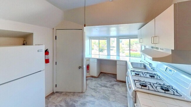 Building Photo - Cozy 2 Bedroom, 1 Bath Plus Bonus Space Lo...