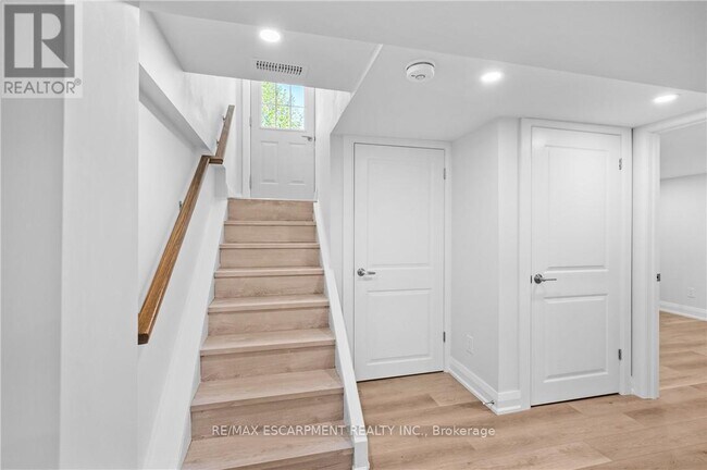 Building Photo - 723 Hager Ave