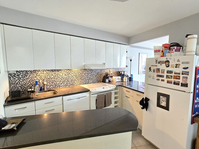 Photo - 300 N State St Apartment