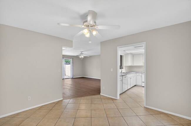 Building Photo - Modern Updated Tempe Townhome Near ASU & Downtown with Resort-Style Amenities