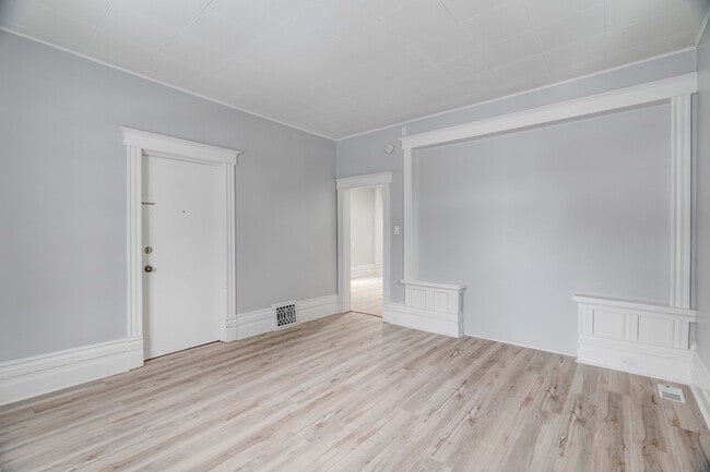 Building Photo - 32 Mackay Av