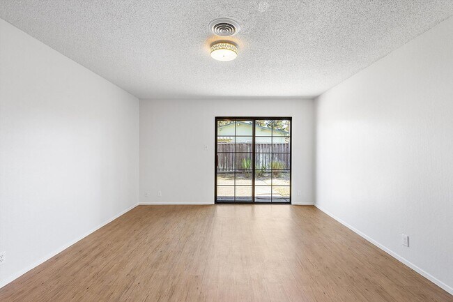 Foto del edificio - 1256 Rosewood Way