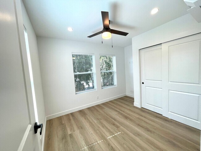 Foto del edificio - 1655 W Malvern Ave