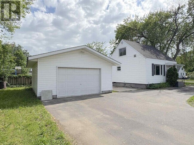 Photo du bâtiment - Charming 3 Bedroom Home with Parking & In-...