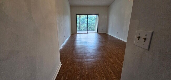 Foto del edificio - 7879 Willow Spring Dr