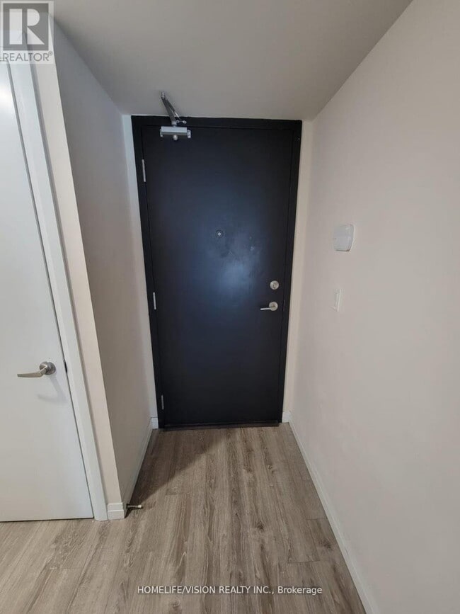 Photo du bâtiment - 2152 Lawrence Ave E