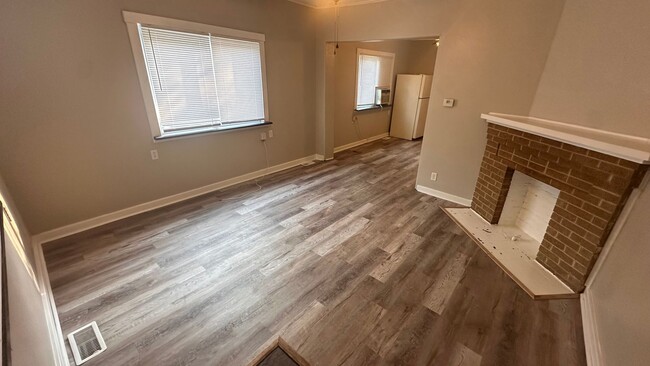 Building Photo - $695- 2 bed 1 bath - Newly Remodeled Duplex