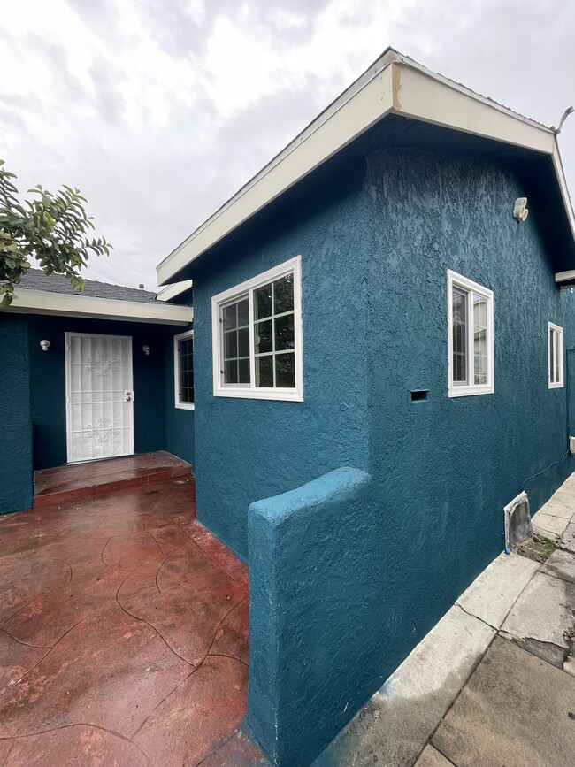 Building Photo - 1220 E 70th St