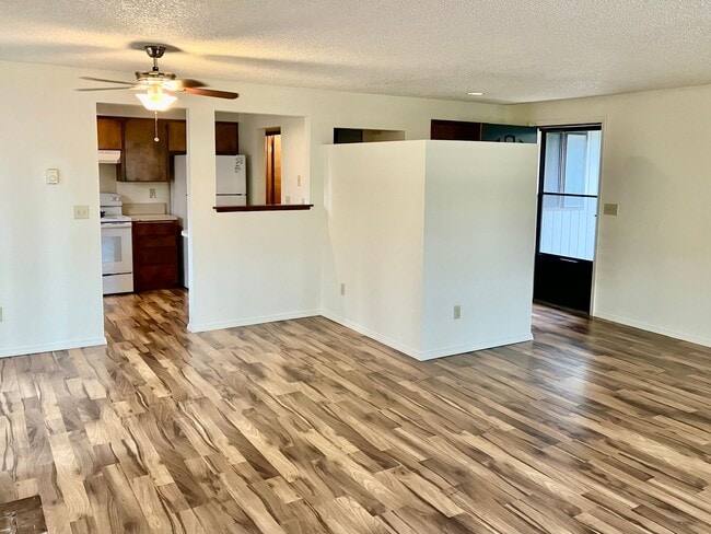 Building Photo - SPACIOUS SANDY DUPLEX ON PRIVATE LOT; FENC...