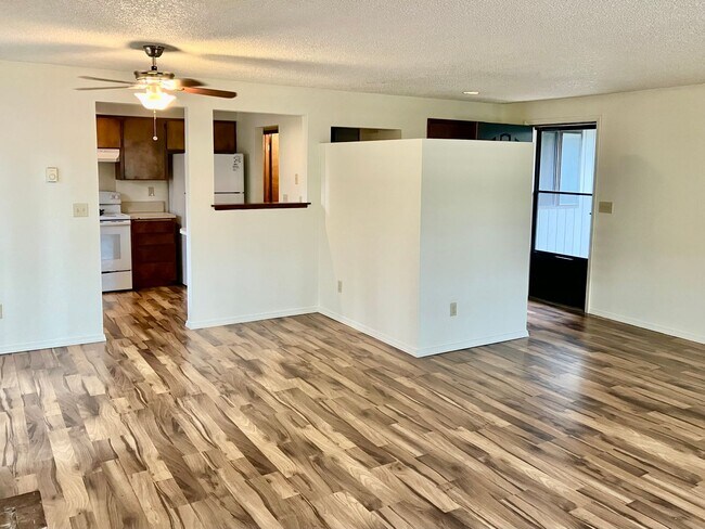 Foto del edificio - SPACIOUS SANDY DUPLEX ON PRIVATE LOT; FENC...