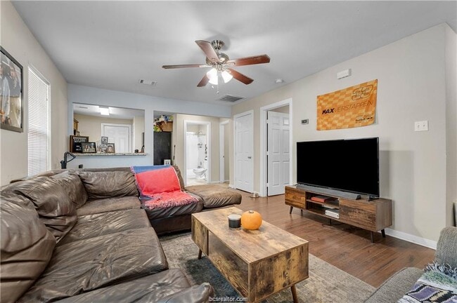 Building Photo - 807 Pasler St