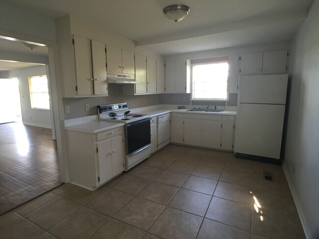Foto del edificio - 2 Bedroom 2 Bath Off University Blvd
