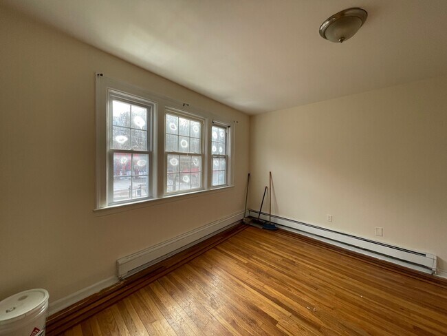Building Photo - 363 Warburton Ave