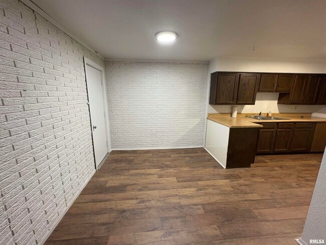 Building Photo - 1107 Eisenhower Dr