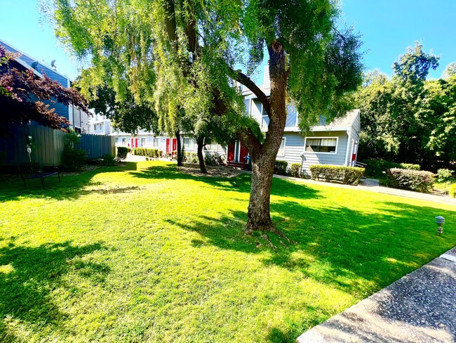 Foto del edificio - Winding Creek Townhomes