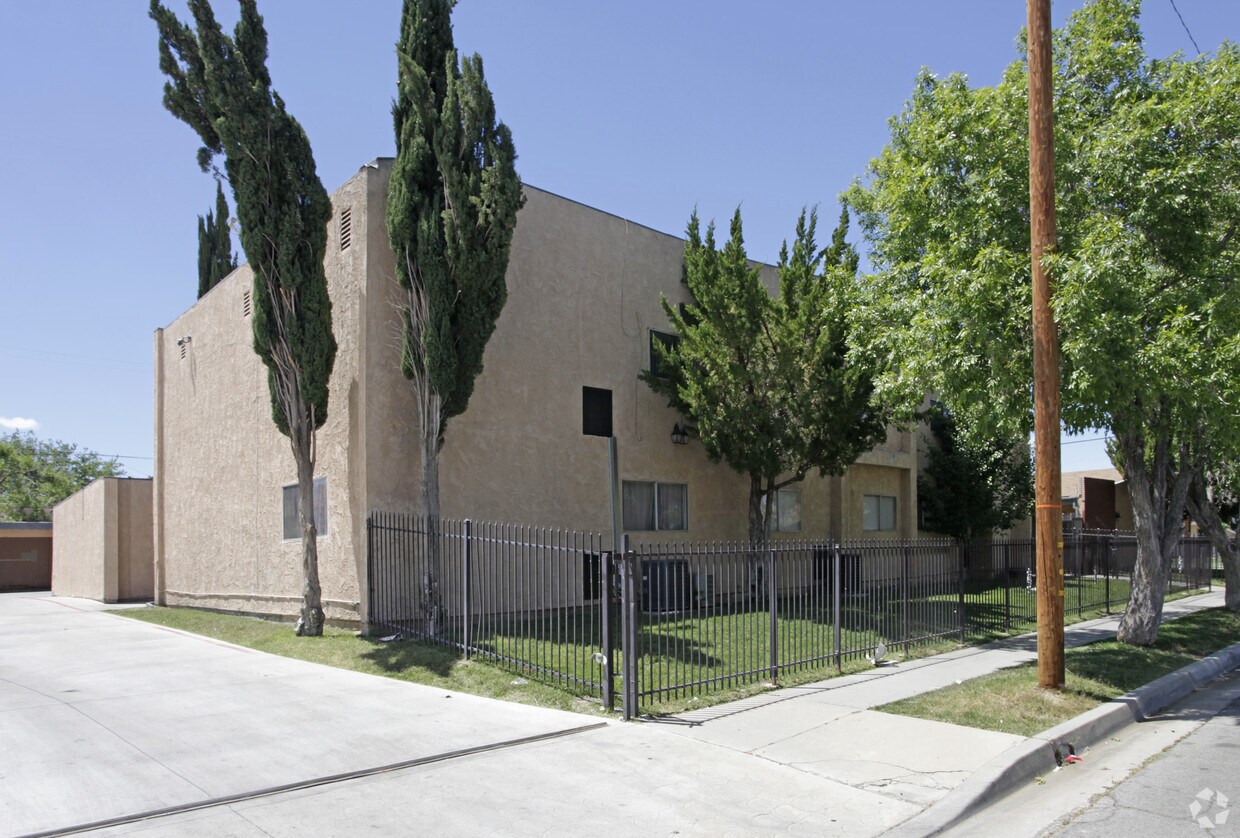 Foto del edificio - 38563 Larkin Ave