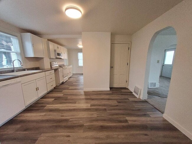 Building Photo - 928 W Kamps Ave