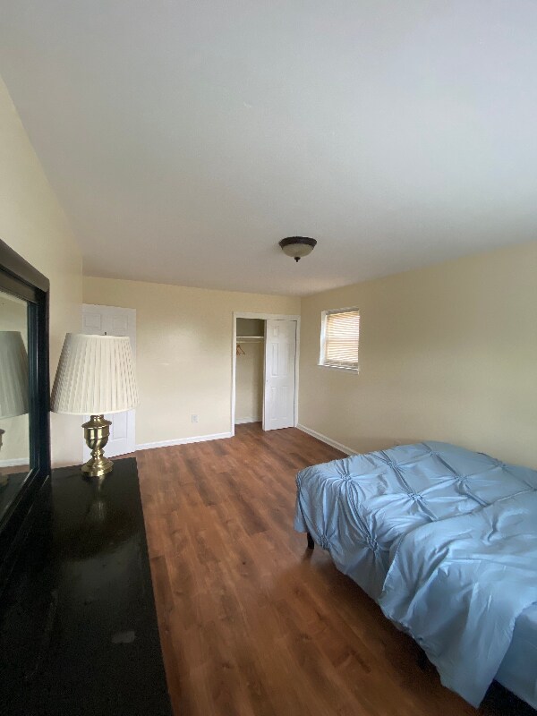 Foto del edificio - 956 E 215th St