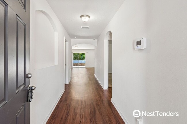 Building Photo - Prime Location with Easy Access to Everything!