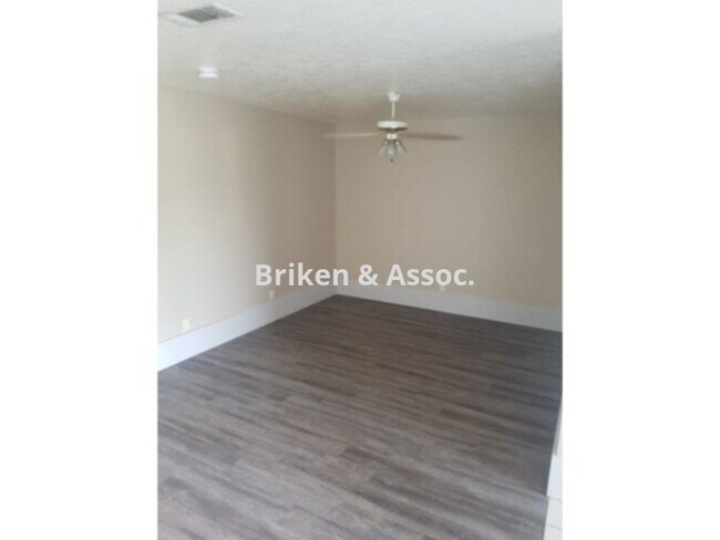 Building Photo - 1715 N Tallowood Dr
