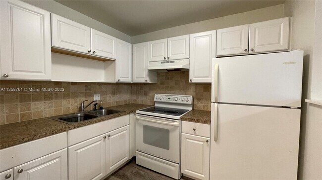 Building Photo - 2878 Donnelly Dr