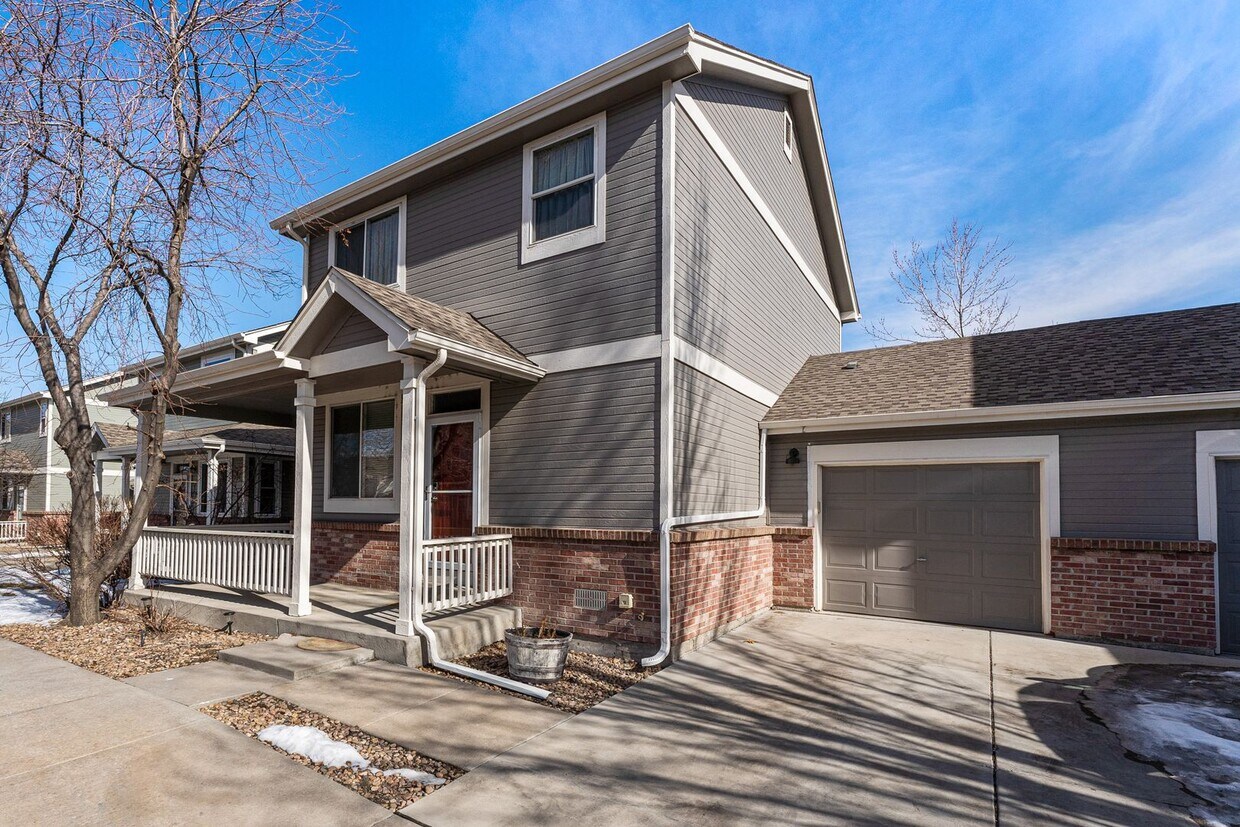 Primary Photo - Lovely Townhome with A Garage and Central AC!