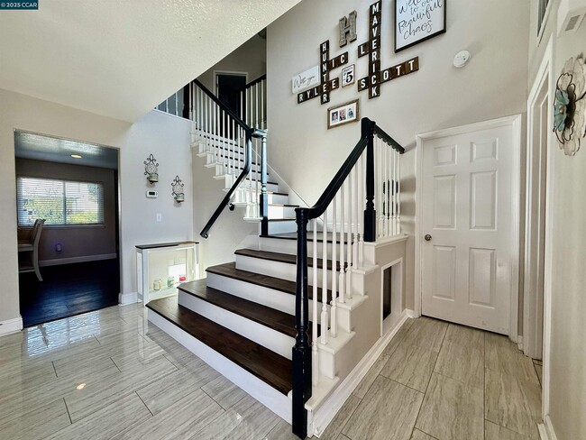 Foto del edificio - 319 Flagstone Ct