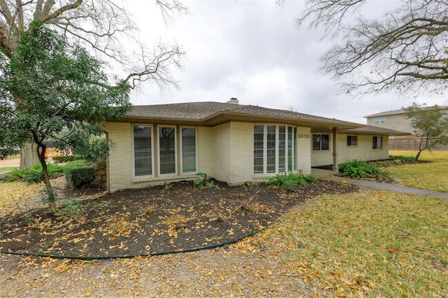 Building Photo - 5050 Glenmeadow Dr