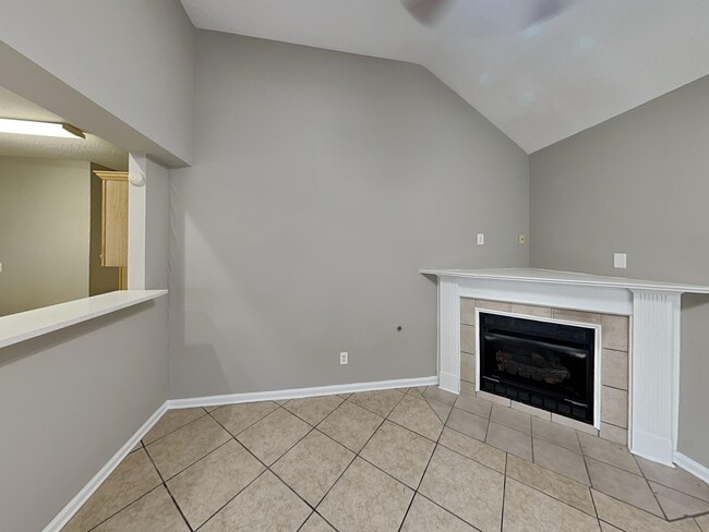 Foto del edificio - 8165 Fallen Bridge Ln