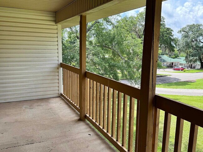Foto del edificio - Spacious 2BR Condo with Private Baths, Fireplace, Balcony & Pool View – Close to FSU & TCC