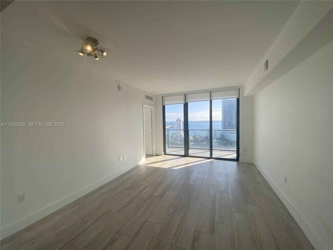 Foto del edificio - 121 NE 34th St