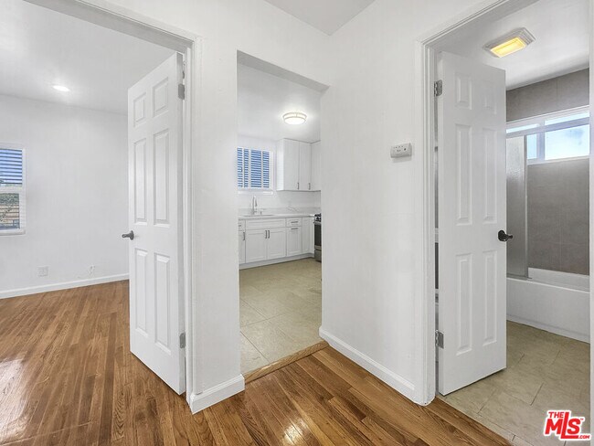 Building Photo - 211 E 81st St