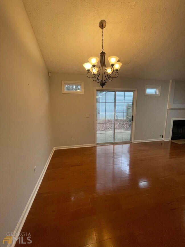 Foto del edificio - 2756 St Charles Ln NW