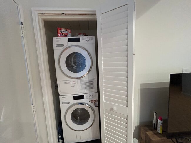 In Unit Washer and Dryer - 2323 San Juan Ave