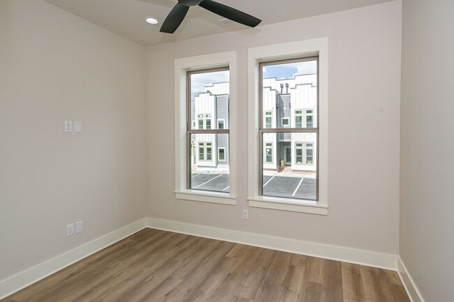 Foto del edificio - Gorgeous townhome in the heart of downtown...